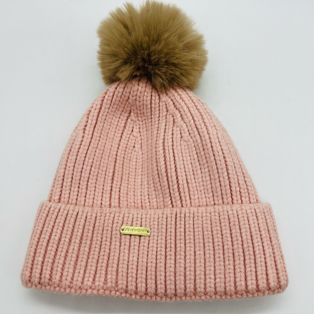 STEVE MADDEN BLUSH COLORED RIBBED WINTER HAT WITH LARGE TAN FAUX POM POM EUC